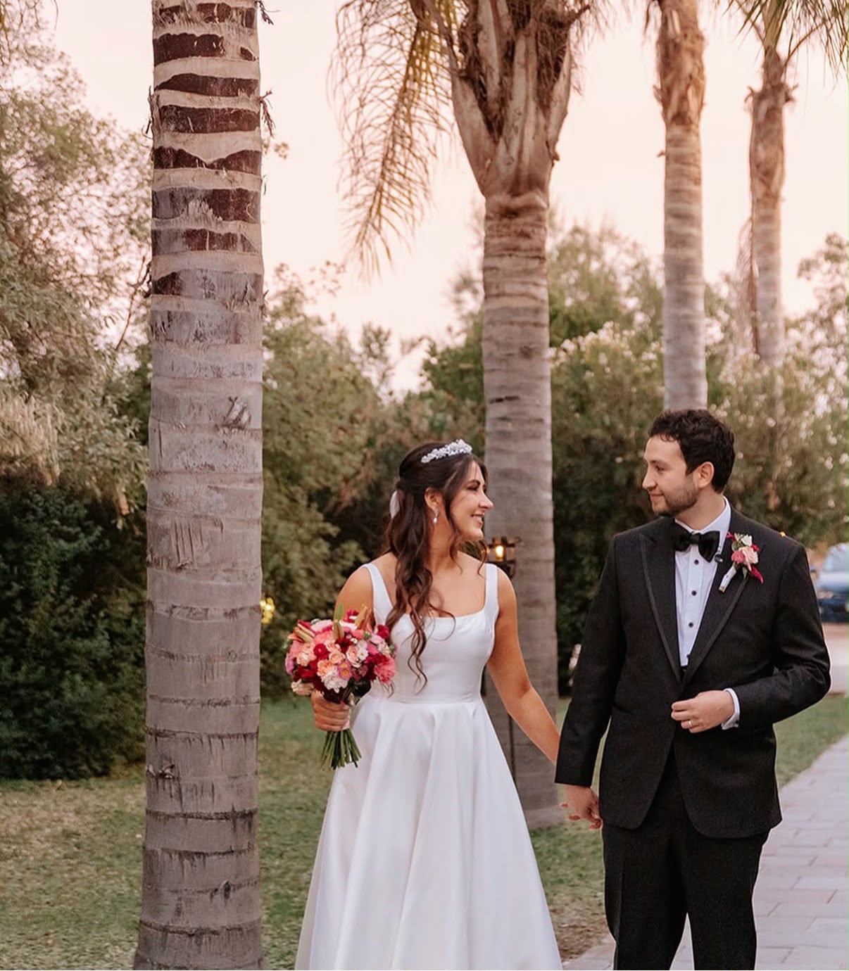 Novios caminando por los jardines